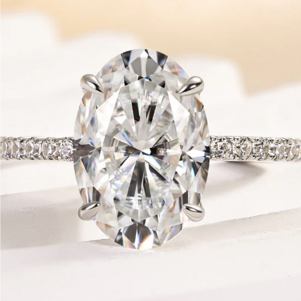 Elegant Silver 4ct Oval-Cut Ring Moissanite Travel Ring